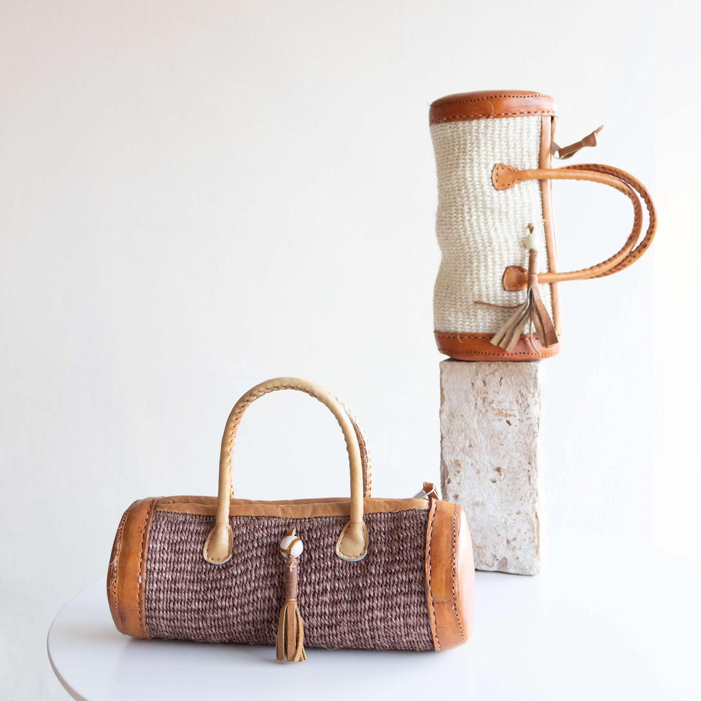 Sylinderveske håndlaget sisal og skinn fra Kenya