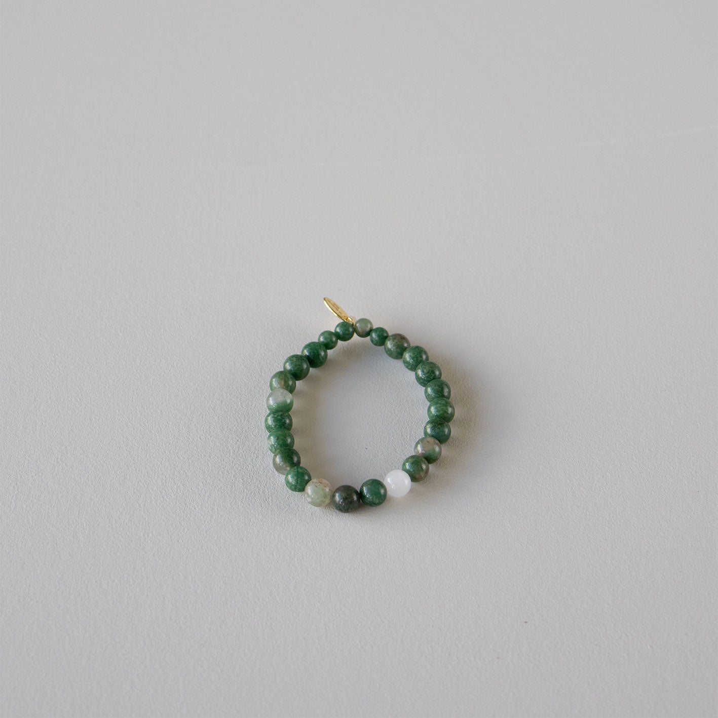 Armbånd med halvedelstener - Jade og hvit agat