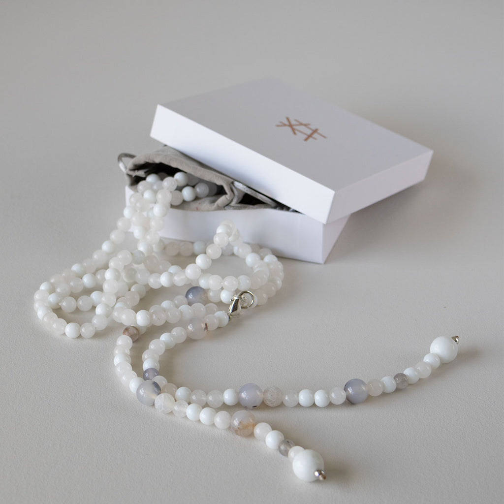 Halskjede med halvedelstener - Hvit agat