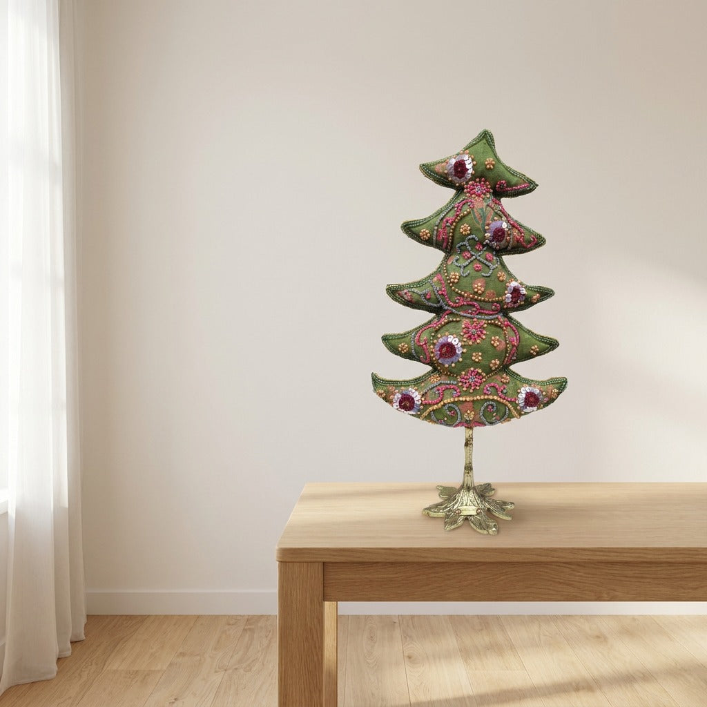 Brodert juletre i stoff med messingfot