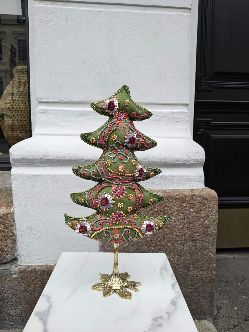 Brodert juletre i stoff med messingfot, foto