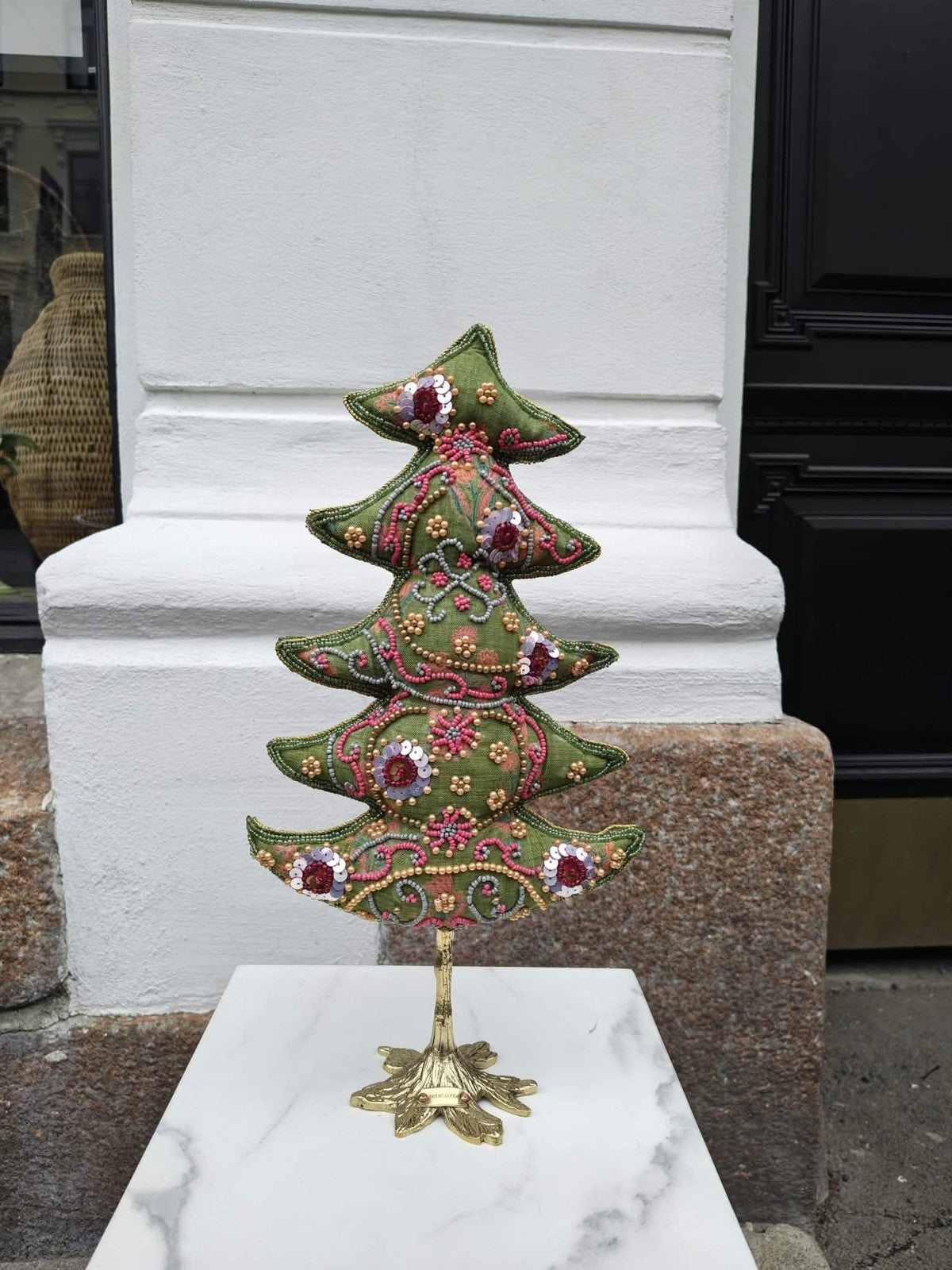 Brodert juletre i stoff med messingfot, foto