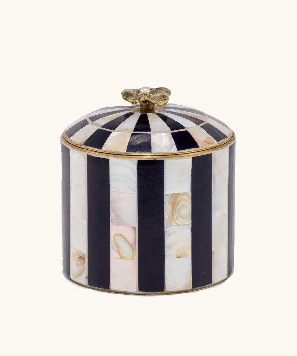 Stripete boks i marineblå og skjell 