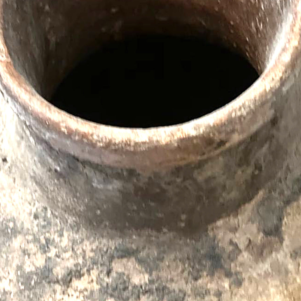 Detalj av munningen sett ovenfra på den antikke krukken fra Tamegroute