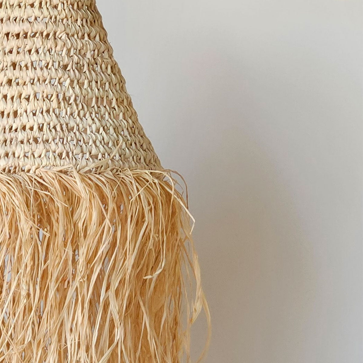 Raffia taklampe flettet