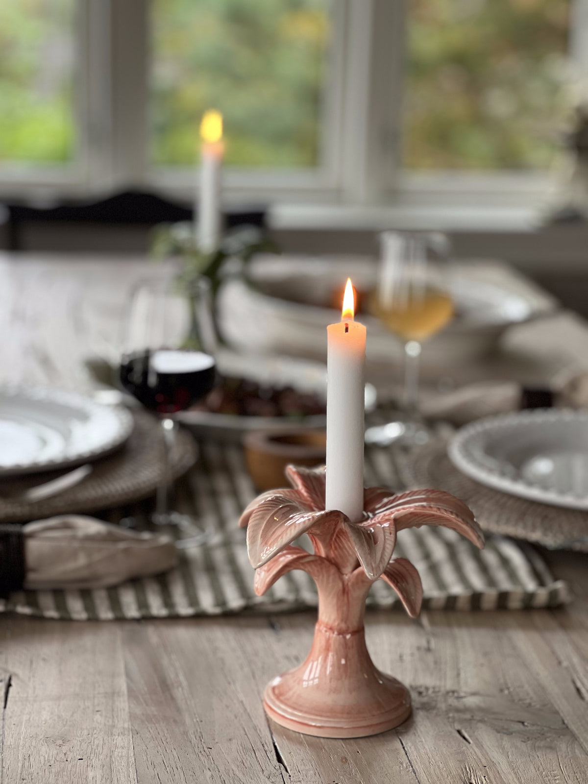 Håndmalt lysestake i keramikk, rosa palme, på dekket bord