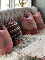 Kelimpute fra Marokko ca. 50x50 cm i to rosanyanser med mørke striper, miljøbilde