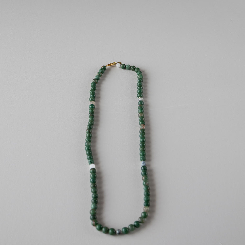 Halskjede med halvedelstener - Jade og hvit agat