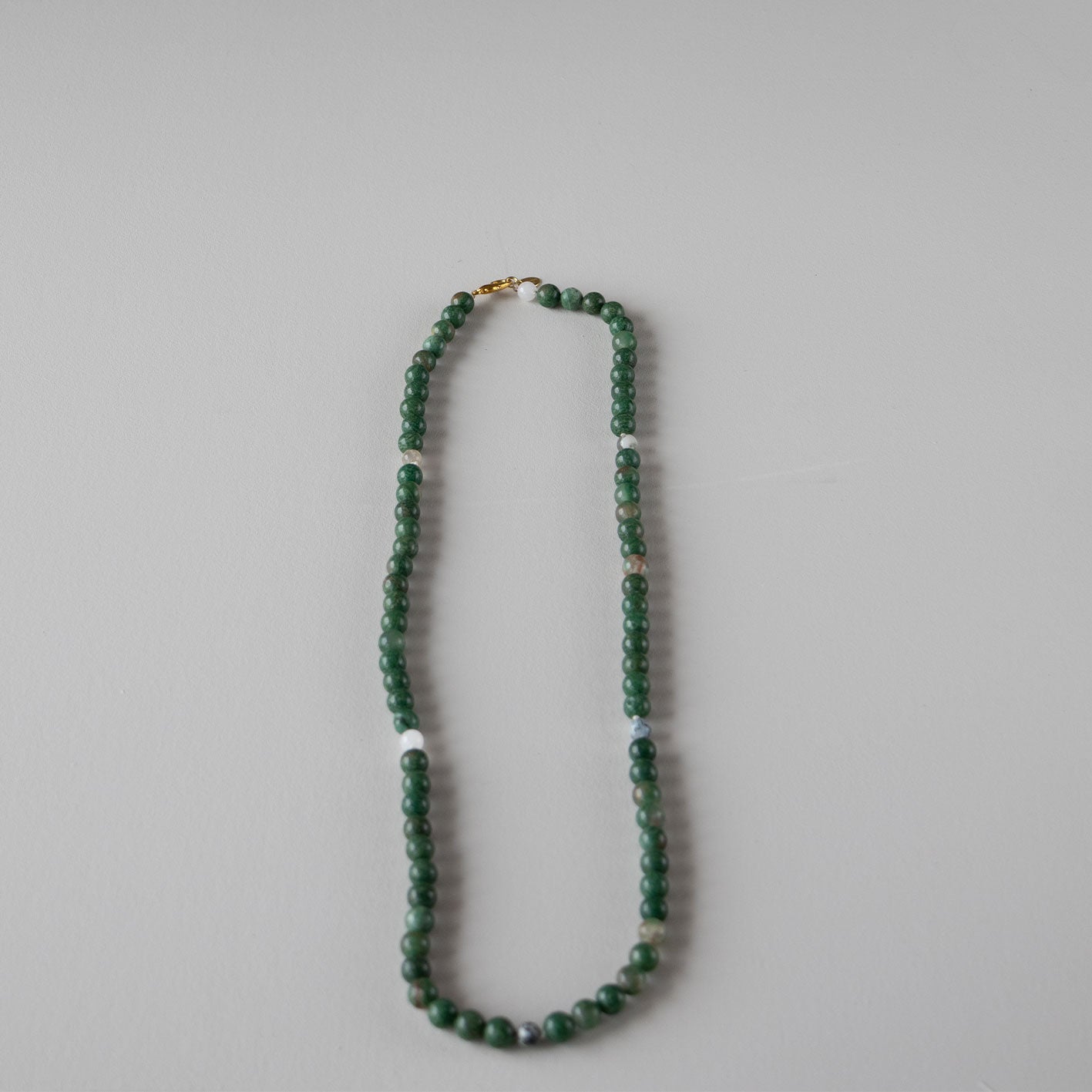 Halskjede med halvedelstener - Jade og hvit agat