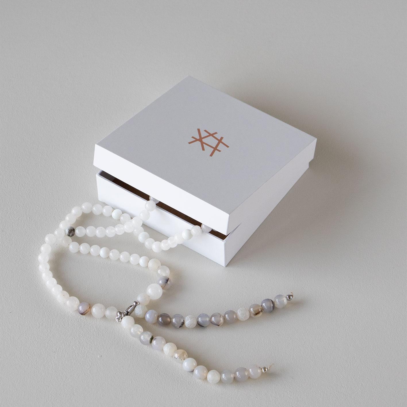 Halskjede med halvedelstener - Hvit agat og månesten