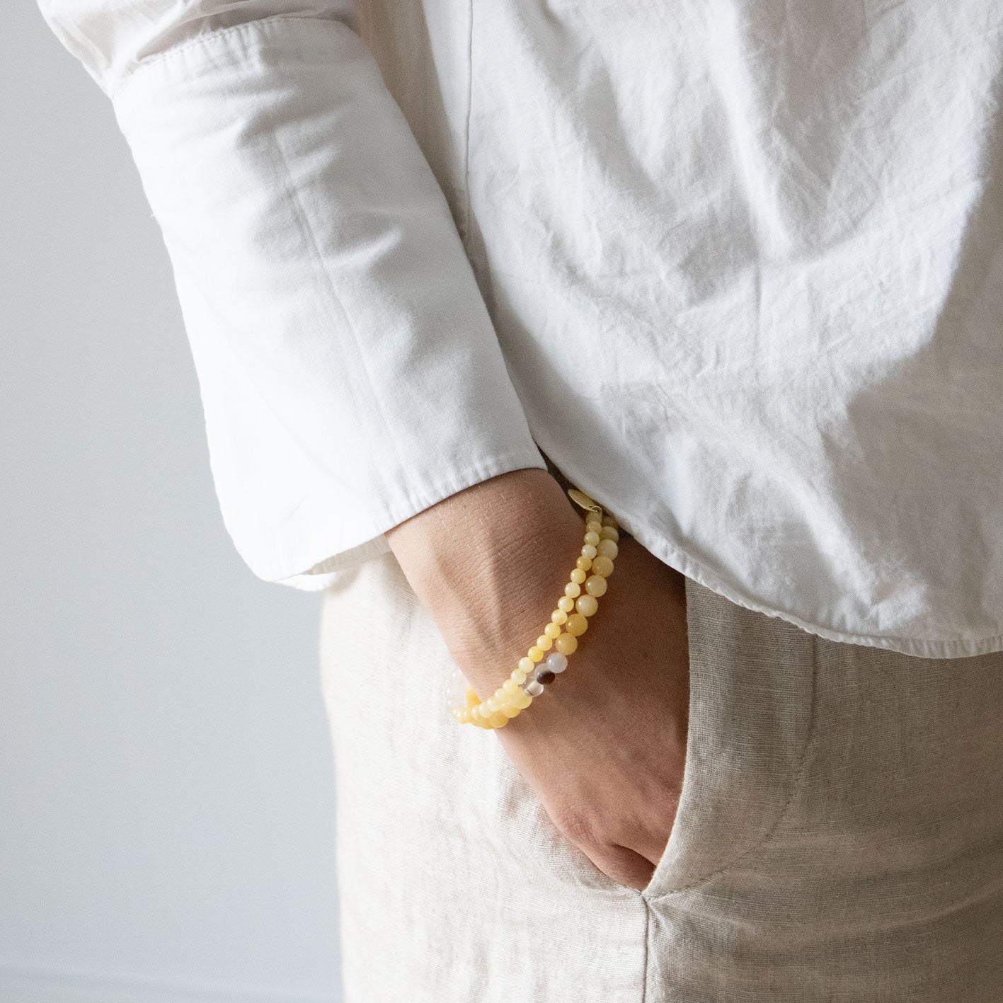 Armbånd med halvedelstener - Gul solsten og hvit månesten