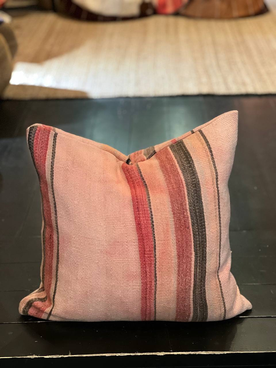 Kelimpute fra Marokko ca. 50x50 cm i lakserosa med røde og grå striper, miljøbilde
