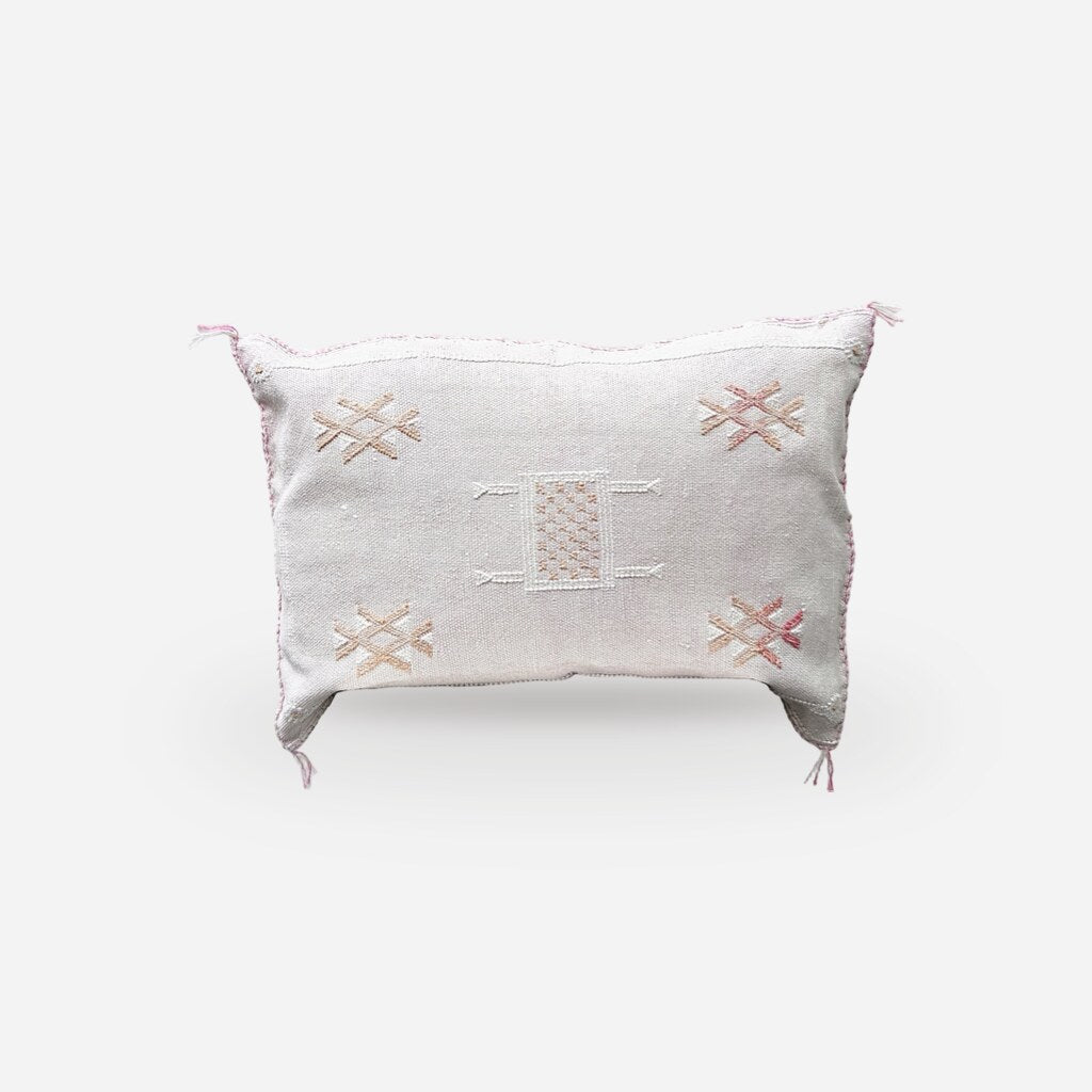 Marokkansk agavesilke putetrekk 40x60 cm i hvitt med terrakotta broderi