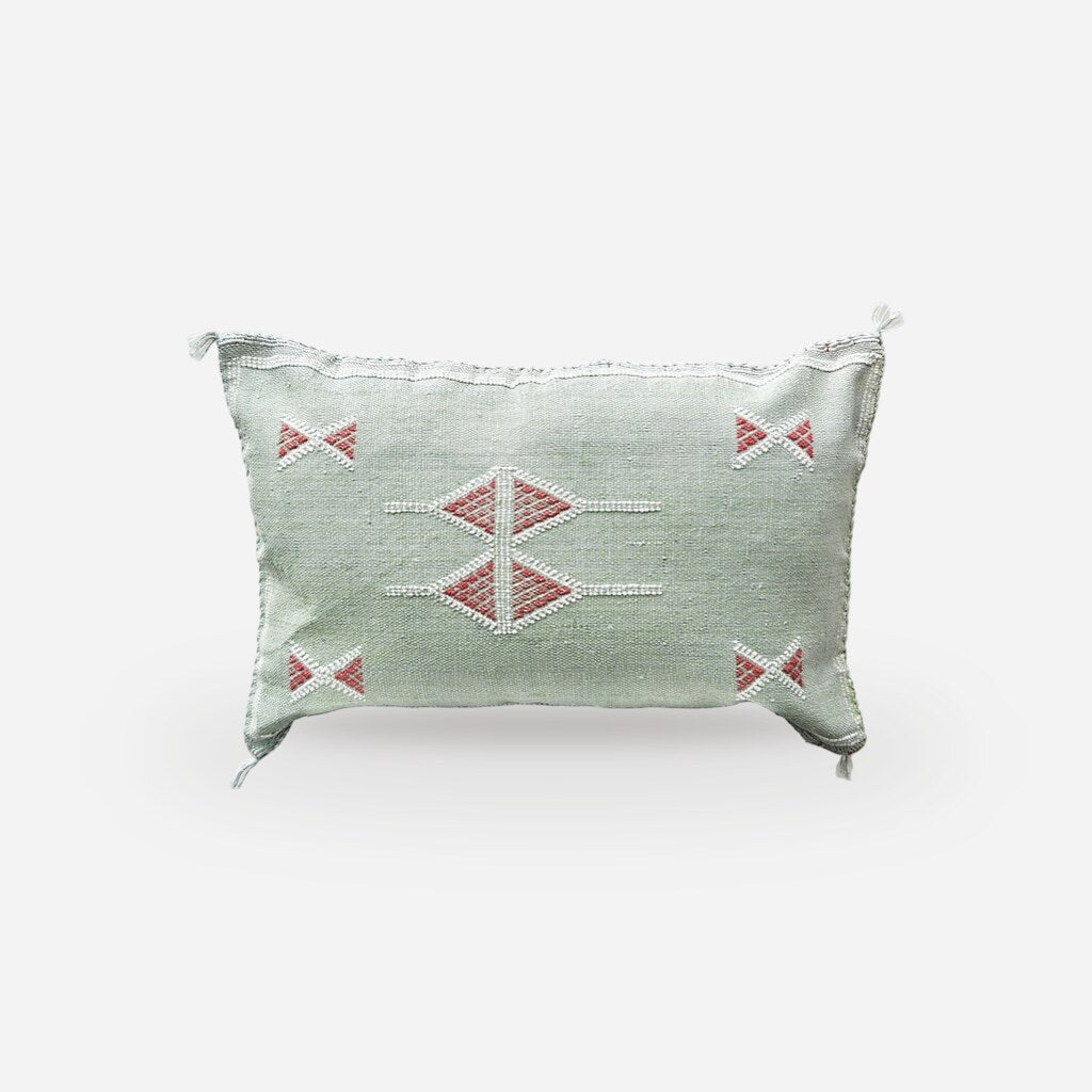 Marokkansk agavesilke putetrekk 40x60 cm i salviegrønn med rødt og hvitt broderi