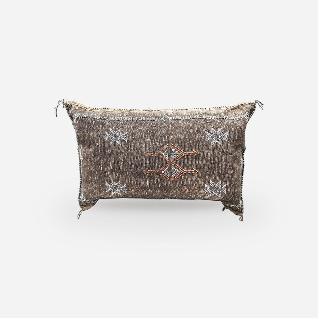 Marokkansk agavesilke putetrekk 40x60 cm i mørk sjokoladebrun med hvitt broderi