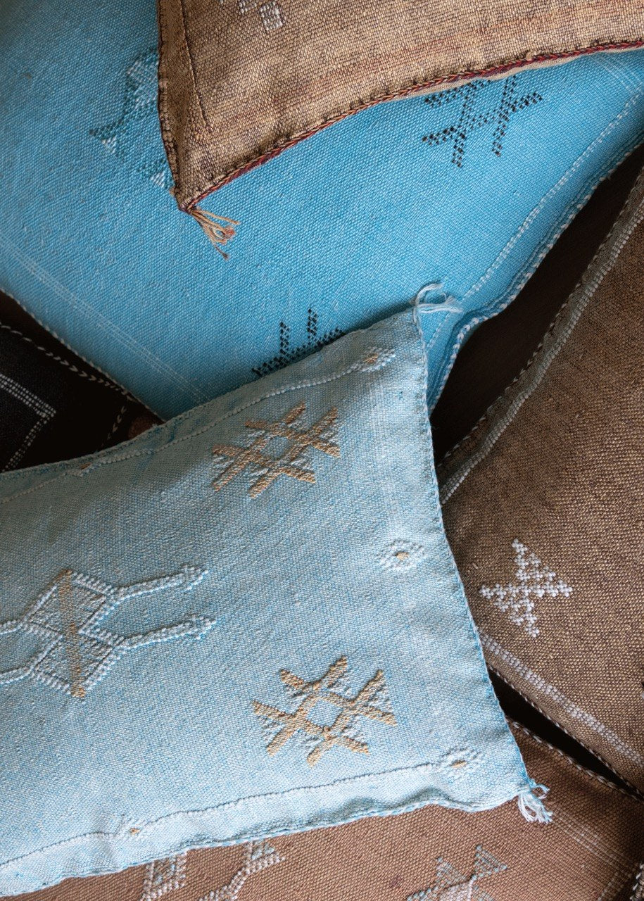 Marokkansk agavesilke putetrekk 40x60 i turkis med hvitt broderi, sammen med andre agavesilkeputer