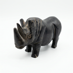 Neshorn, skulptur utskåret i ibenholt fra Senegal, sett fra siden på hvit bakgrunn