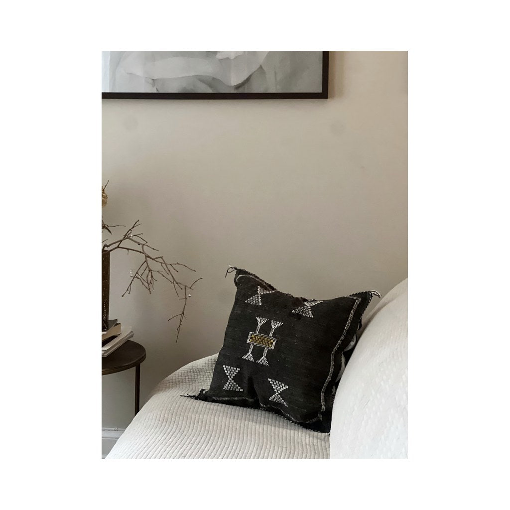 Marokkansk putetrekk i mørk sjokoladebrun med hvite broderier, 50x50 cm, i sofa