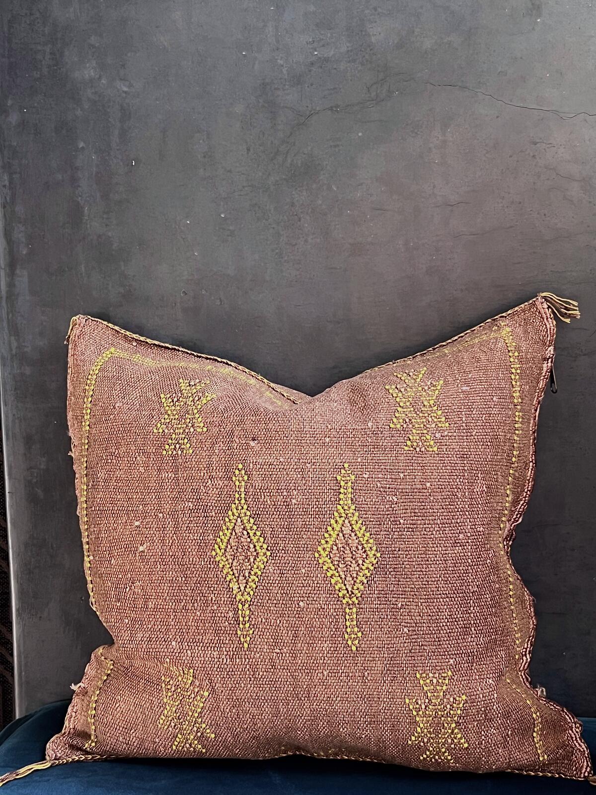 Marokkansk agavesilke putetrekk 50x50 cm i lys aubergine med broderi i gull