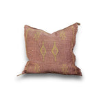 Marokkansk agavesilke putetrekk 50x50 cm i lys aubergine med broderi i gull, på hvit bunn