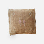 Marokkansk agavesilke putetrekk 50x50 cm i karamell med offwhite broderi