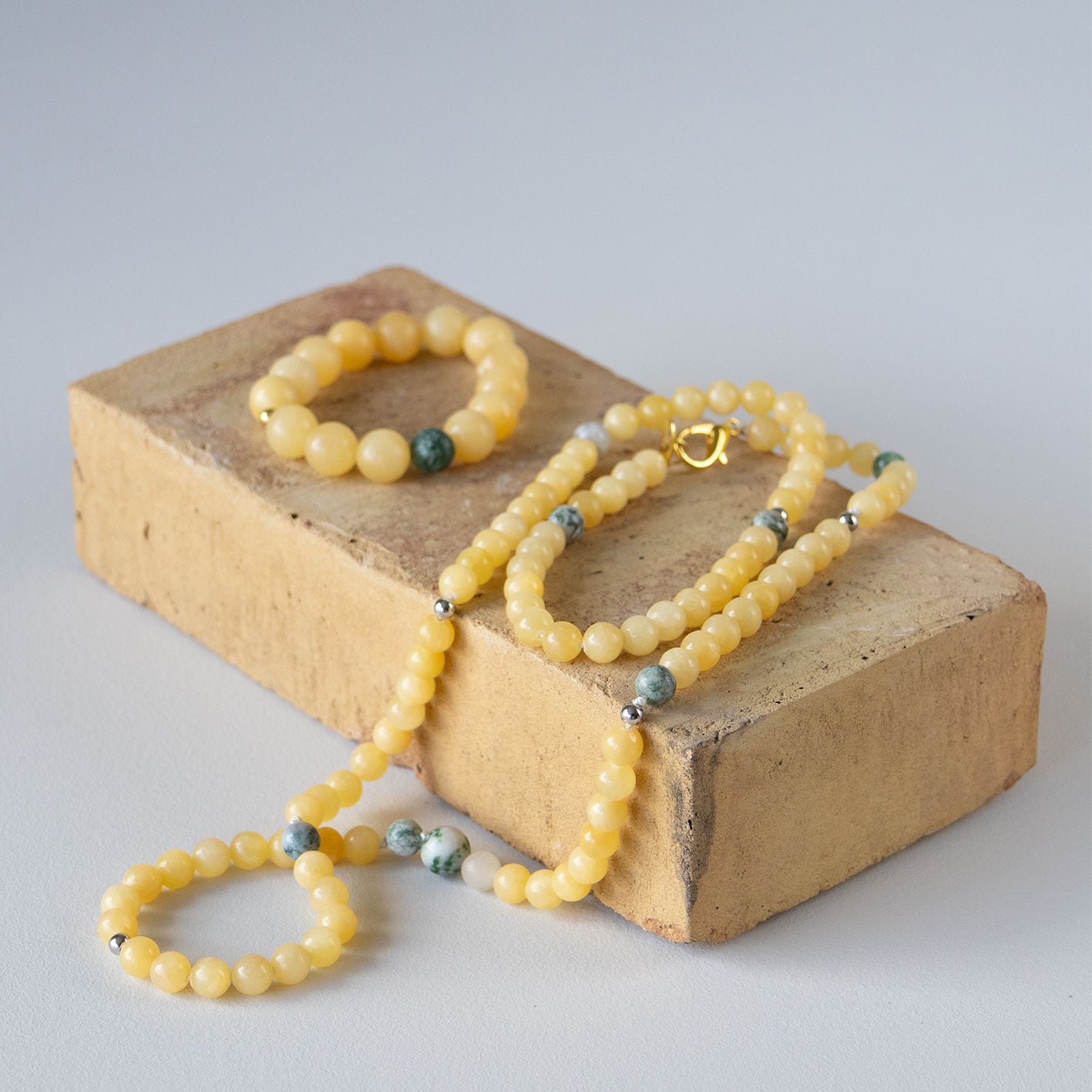 Halskjede med halvedelstener - Gul solsten