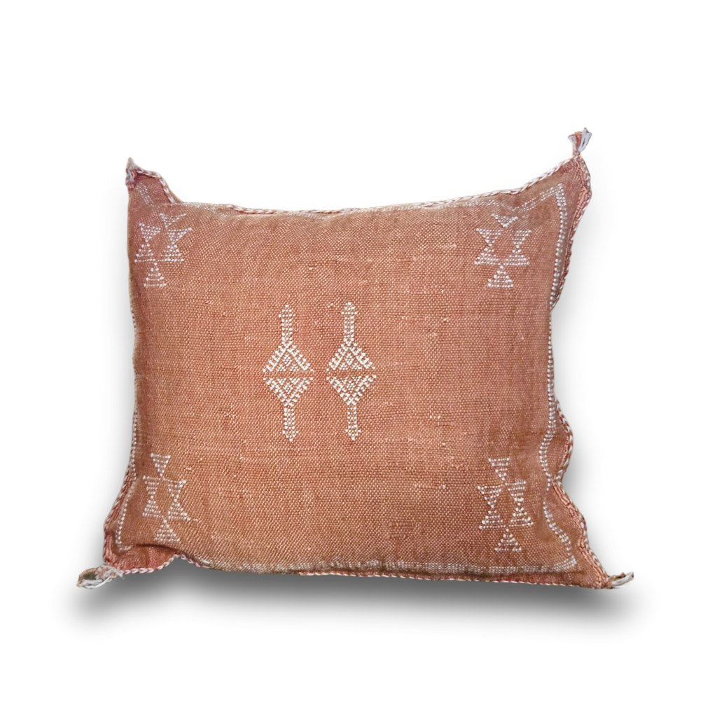 Marokkansk agavesilke putetrekk ca. 50x50 cm i varm terracotta med hvite broderier, forside