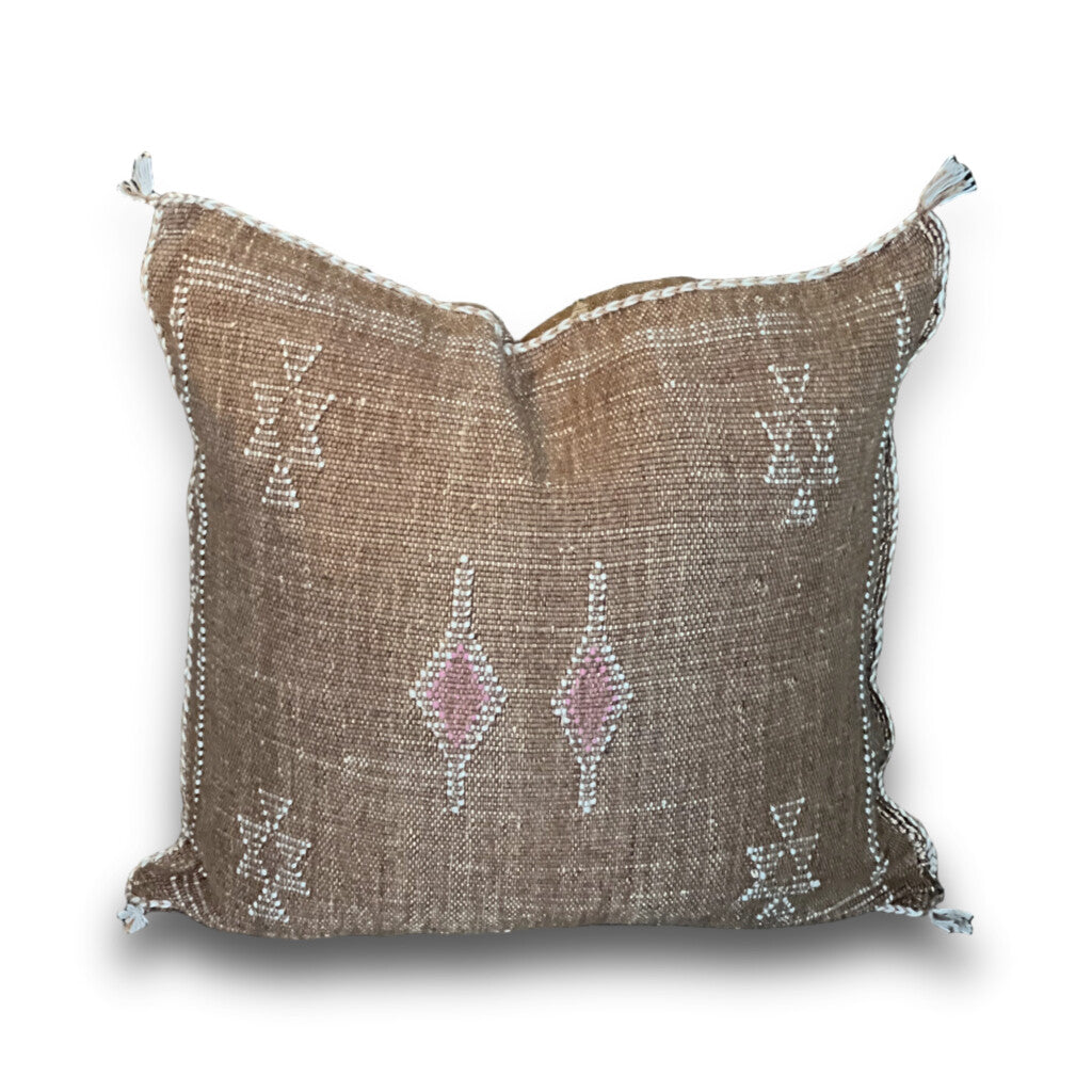 Marokkansk agavesilke putetrekk ca. 50x50 cm i brun med hvite broderier og rosa detaljer, forside