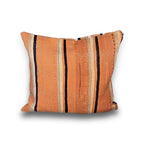 Kelimpute i varm orange terrakotta med striper i sort, beige og lysegrønt, ca. 50x50 cm
