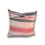 Kelimpute fra Marokko ca. 50x50 cm i rosa med svarte piler og korallrosa striper, forside