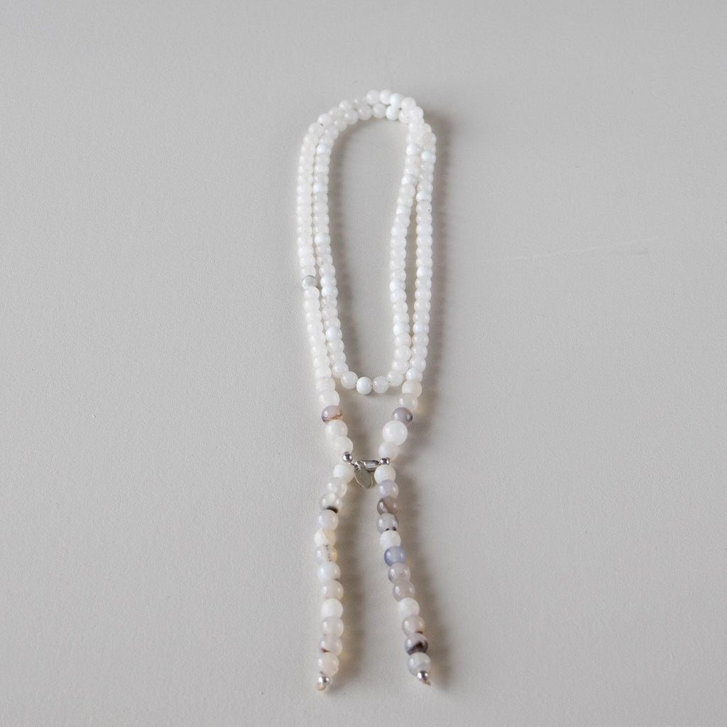 Halskjede med halvedelstener - Hvit agat og månesten