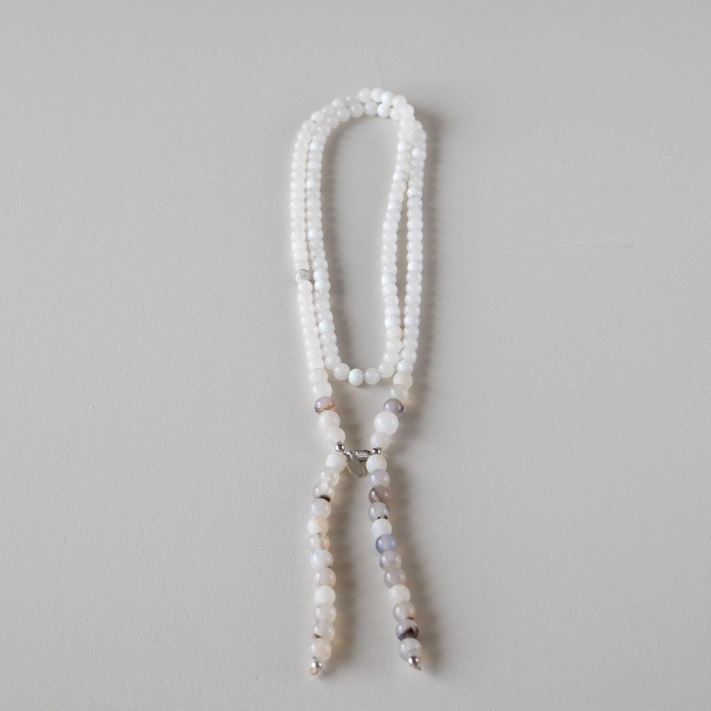 Halskjede med halvedelstener - Hvit agat og månesten