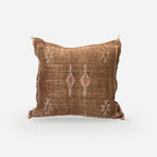 Marokkansk agavesilke putetrekk 50x50 cm i karamell med offwhite broderi