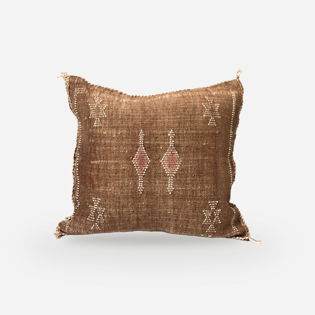 Marokkansk agavesilke putetrekk 50x50 cm i karamell med offwhite broderi