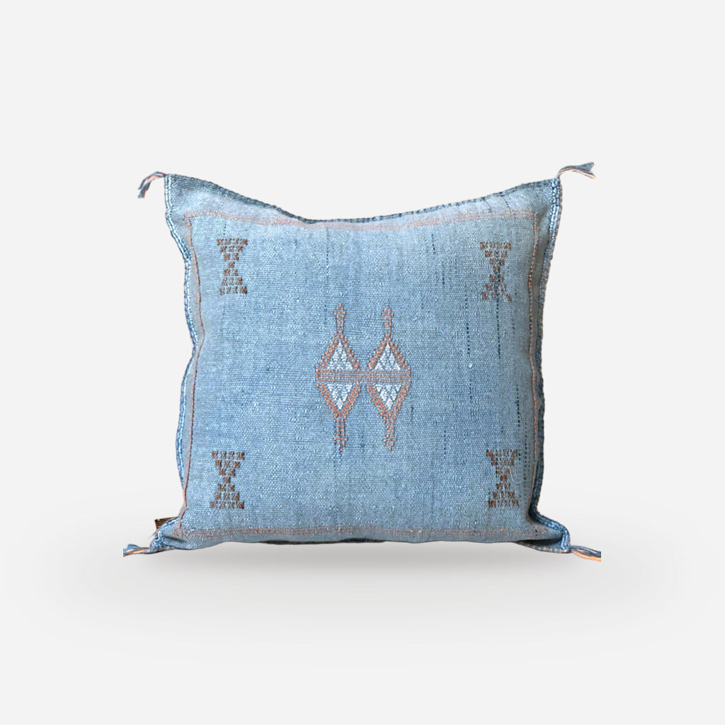 Marokkansk agavesilke putetrekk 50x50 cm i petrolblå med broderi i oker og rustbrunt