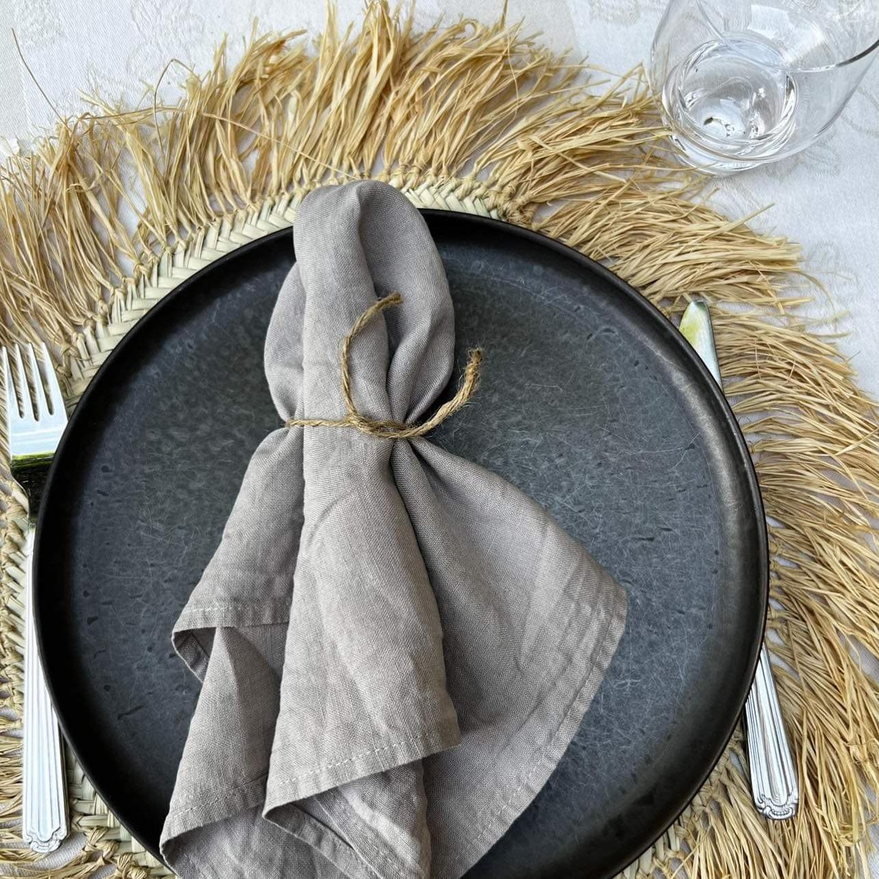 Spisebrikke med frynsekant i natur