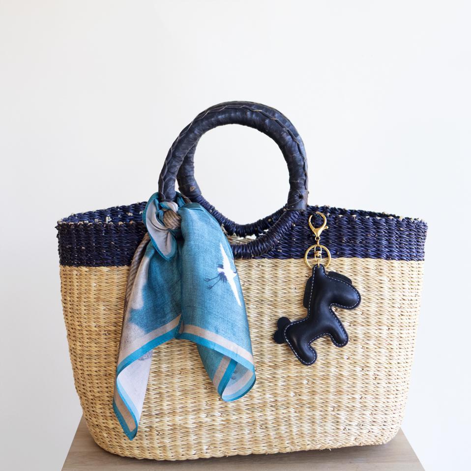 Stråveske i natur med sort håndtak og veskecharm