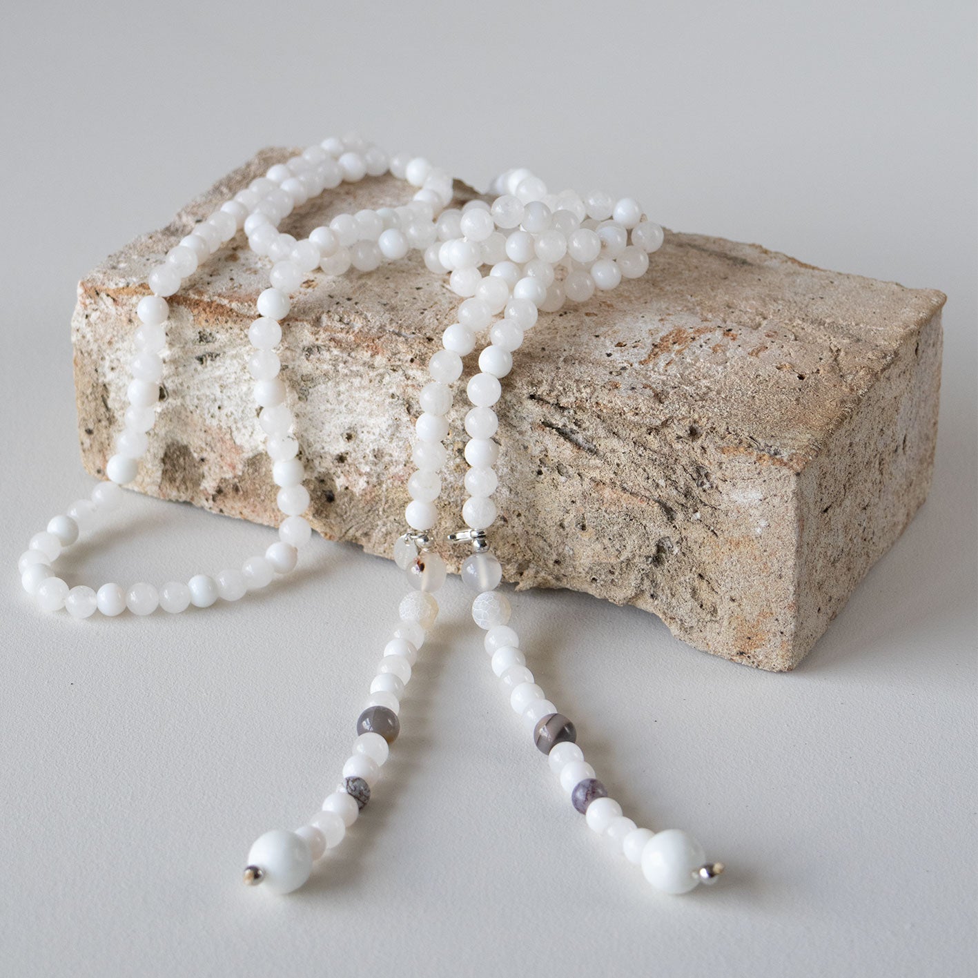 Halskjede med halvedelstener - Hvit agat