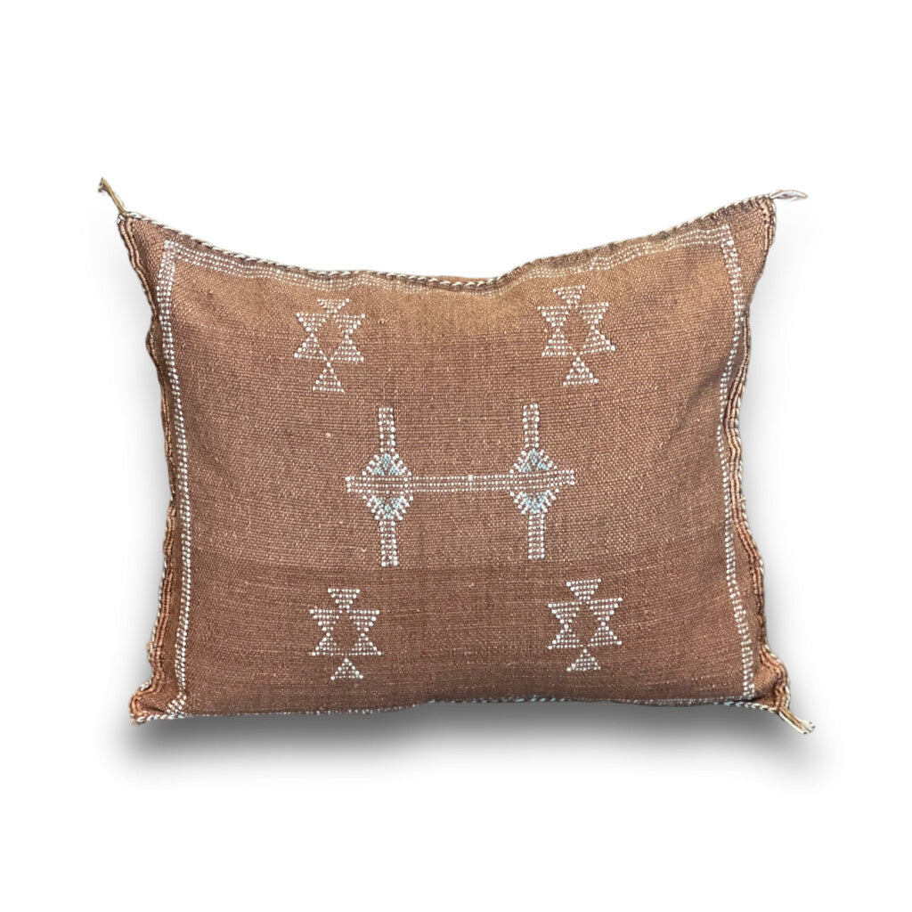 Marokkansk agavesilke putetrekk ca. 50x45 cm i rustbrun med hvite broderier og lys blågrønn midte