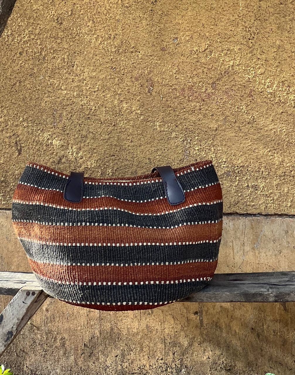 Tøff sisalveske fra Kenya med stripemønster og skinnhanker