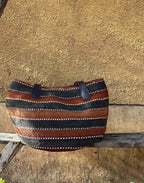 Tøff sisalveske fra Kenya med stripemønster og skinnhanker
