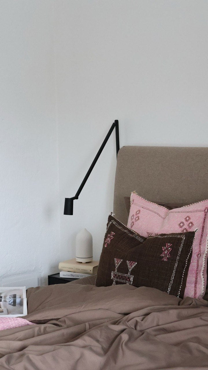 Brun og rosa agavesilke putetrekk på seng