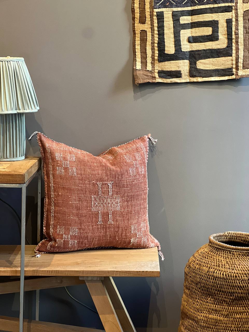 Lys terrakotta marokkansk putetrekk 50x50 med lyse broderier, miljøbilde