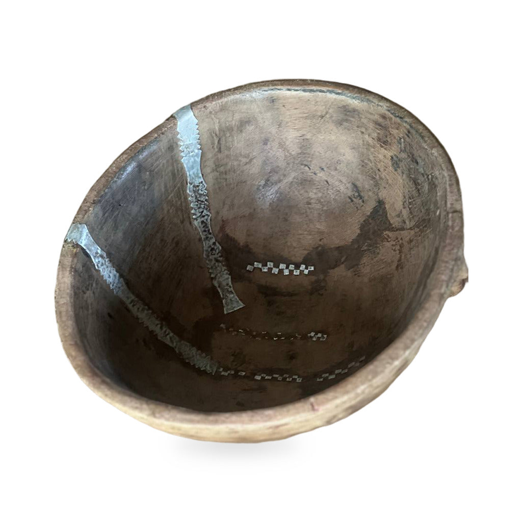 Innsiden av den antikke trebollen fra Mali med klammer og innfelte mønsterbånd i metall, hvit bakgrunn