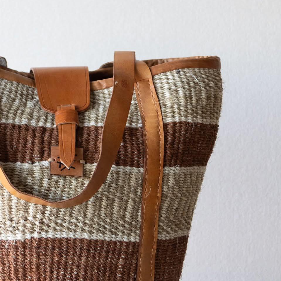 Skulderveske i sisal og skinn - Designet av Savannen