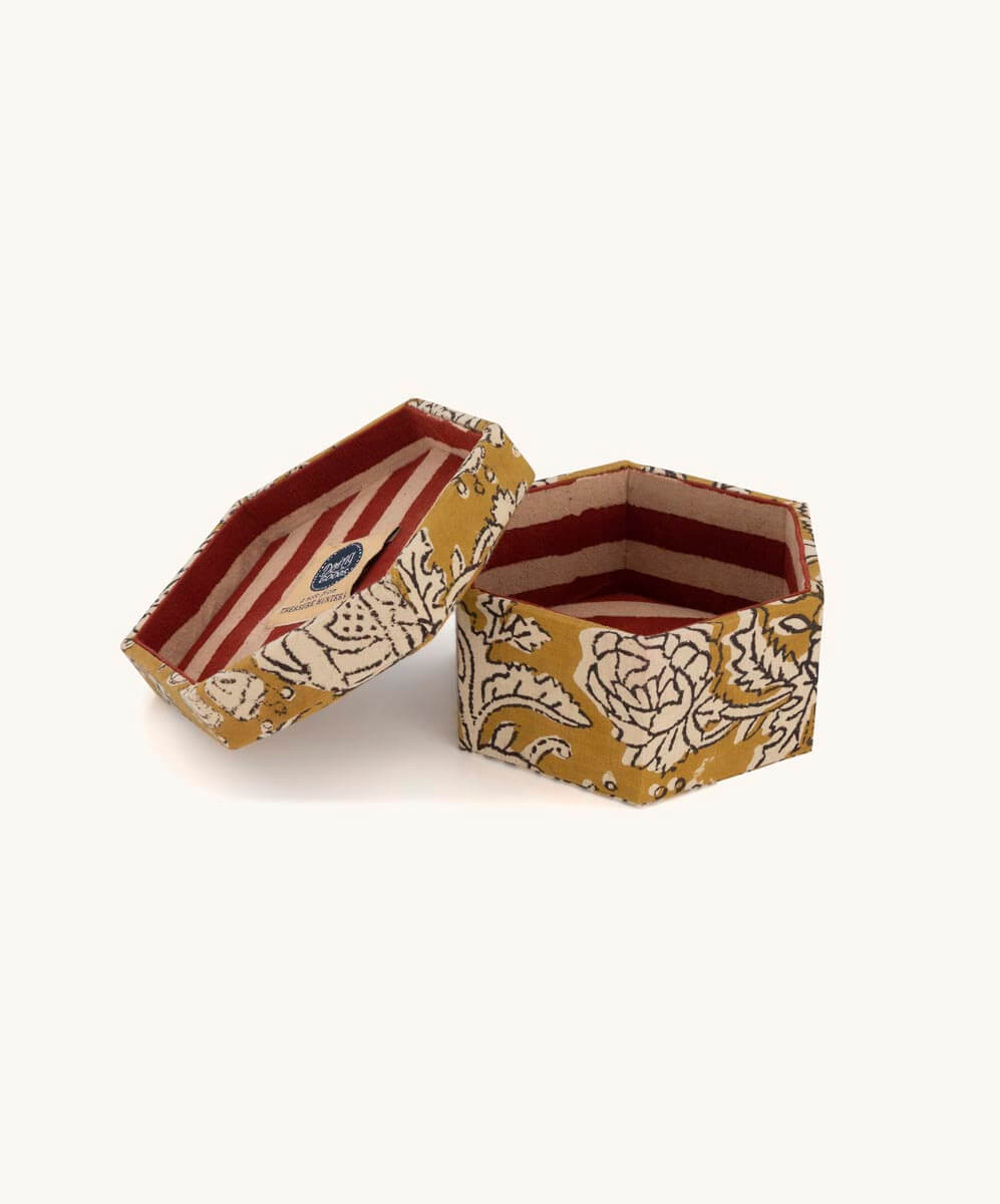 Liten treboks i håndtrykket stoff