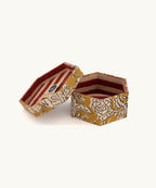 Liten treboks i håndtrykket stoff