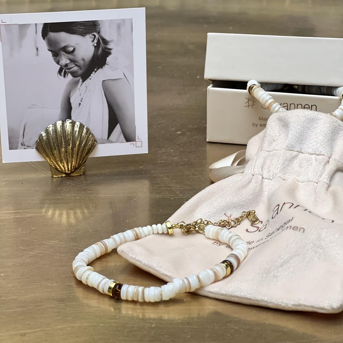 Armbånd med hvit perlemor