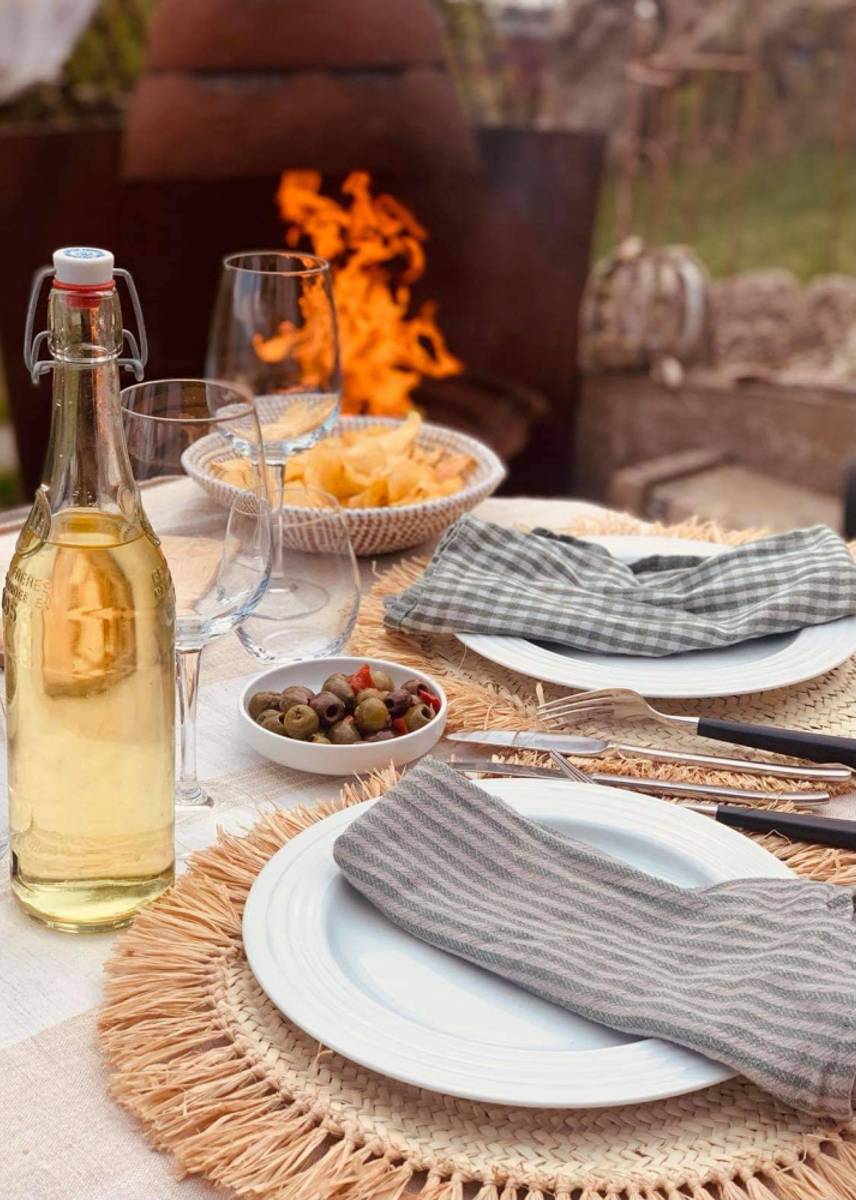 Spisebrikke med frynsekant i natur