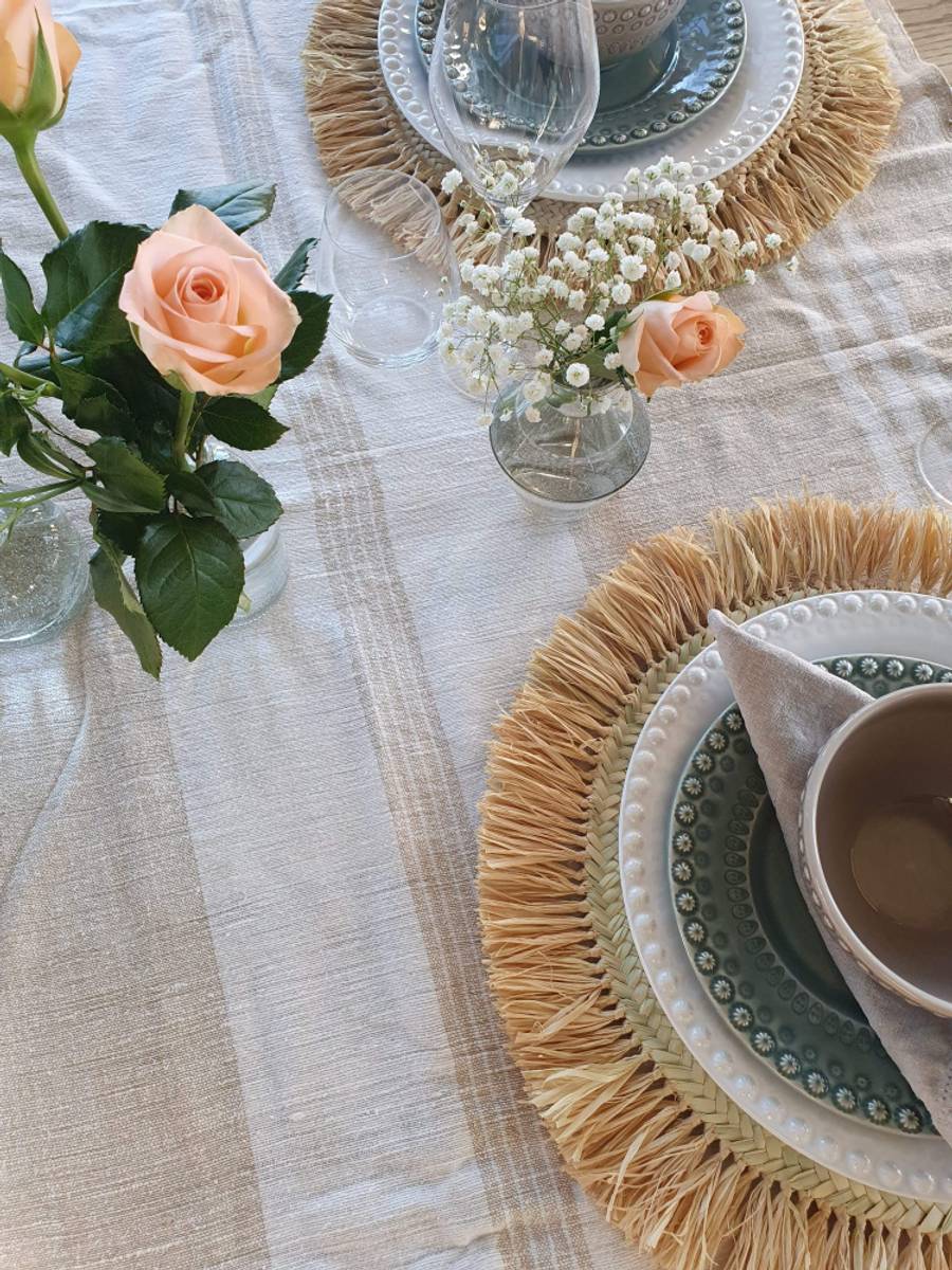 Spisebrikke med frynsekant i natur